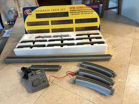 78984 Athearn #78984 Santa Fe Ho Scale Passenger Train Starter Set With Locomotive Cars Tr