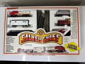 Bachmann 201016 Silver Chief N Scale Lighted Diesel Train Set Box Car Caboose Track