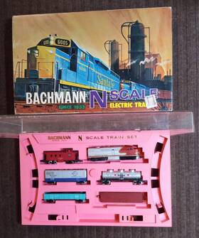 Bachmann 4006 1500 N Scale Santa Fe Small Freight Set F-9 Nice W Slipcover Box Circa 1970