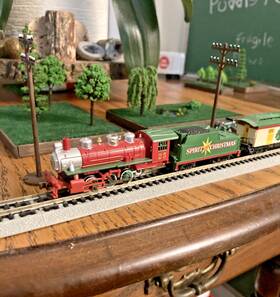 Bachmann K230510 Spirit Of Christmas N Scale Steam Locomotive And Cars. Works Great
