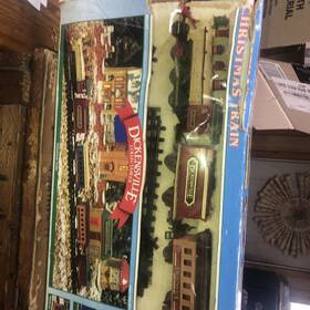Dickensville 050211017113 Collectables Vintage Battery Christmas Train Track Station Set
