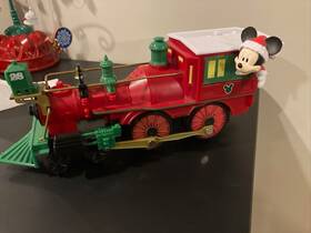 711773 Disney Lionel Motorized Christmas Toy Train Set With Mickey Mouse Goofy