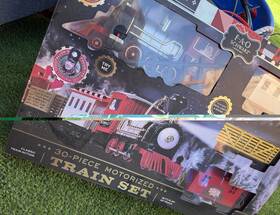 Fao Schwarz Ft/5.4 O Gauge 30-piece Motorized Starter Train Set With Light And Sound