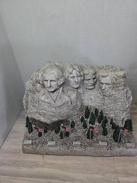 Hawthorn Village 14-01466-001 Mount Rushmore Lighted Train Tunnel