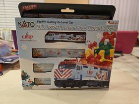 106-2016 Kato 949727669410 N 2016 Operation North Pole Christmas Train Starter Set Dcc