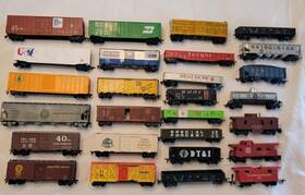 Llts3560 Life-like Train Lot Of 27 Ho Cars - Box Cattle Gondolas Hoppers Cabooses