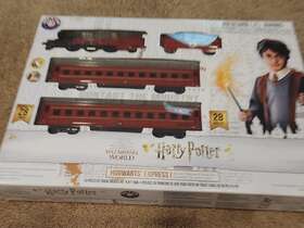 Lionel 023922119810 Harry Potter Hogwarts Express Train Set Wizarding World 28pc New