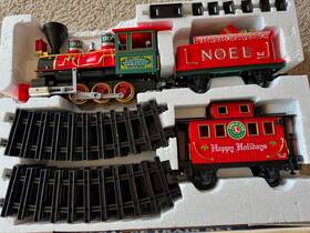62134 Lionel Holiday Train Set Battery Operated Christmas Carols 24 Pieces G Gauge