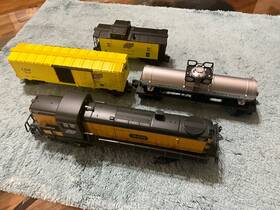 78-1984-250 Lionel Preowned Rare . Rs-3 Diesel 7 Freight Cars Only No Tracks