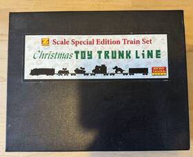 Micro-trains Line 99421100 Z Scale 2014 Christmas 99421050 Toy Trunk Special Edition