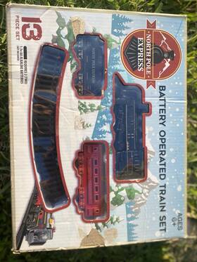 Fx-06237 North Pole Express Battery Operated 13 Piece Christmas Train Set With Track