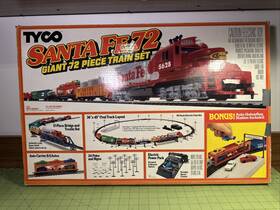 Tyco 043302074157 Vintage 1990 Santa Fe 72 Giant Piece Electric Train Set Pre-owned