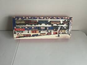 19933 Village Square Seasonal Starter Train Set 8pc Station Sound Light Track Caboose