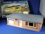 Plasticville O-O27 #1705-129 Ranch House Salmon Sides Complete Box. Fixed Price $26.00.